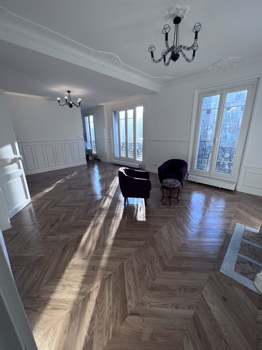 Double séjour rénové avec moulures, cheminée en marbre et parquet en point de Hongrie