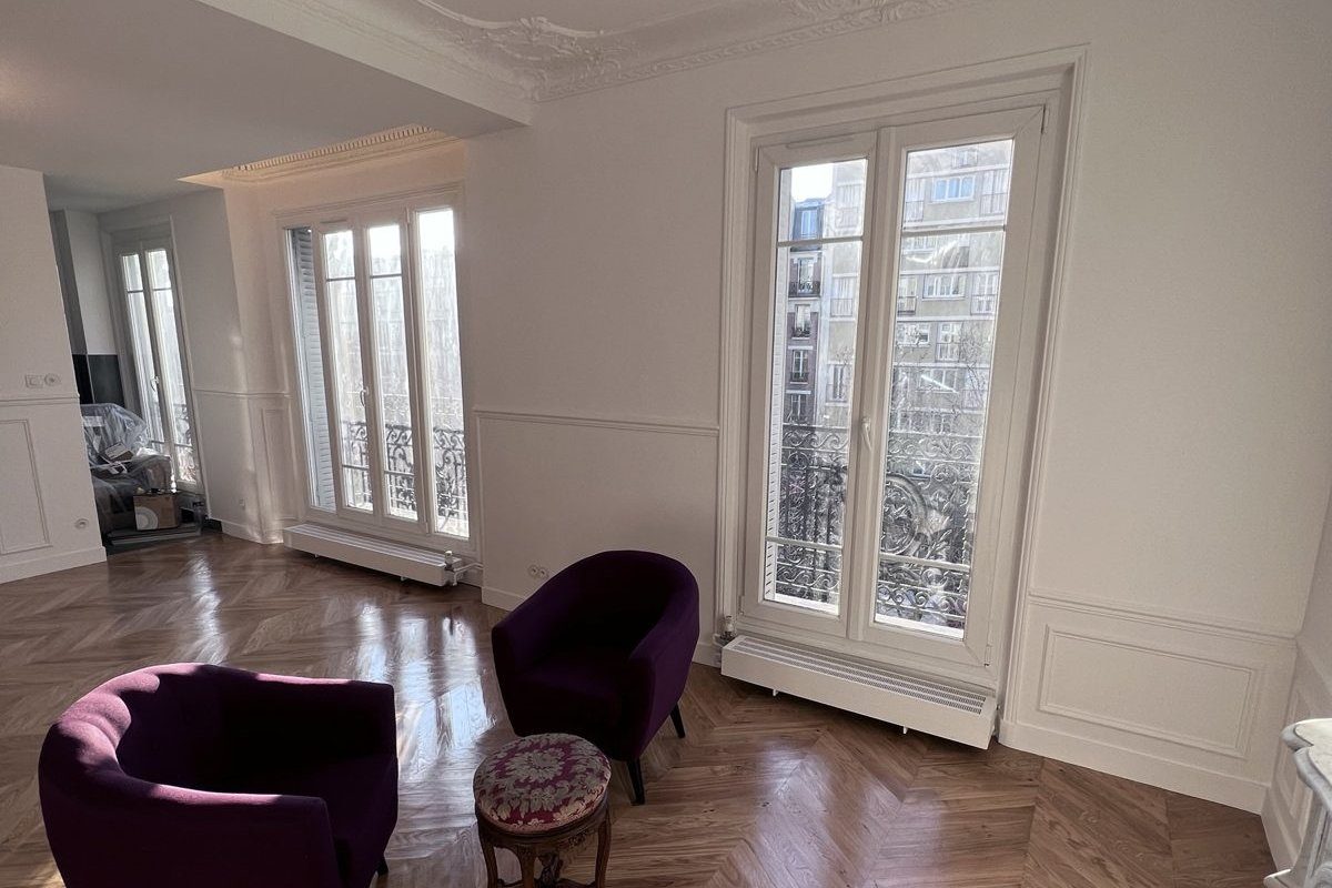 Séjour rénové avec moulures, boiseries, portes-fenêtres et parquet en point de Hongrie